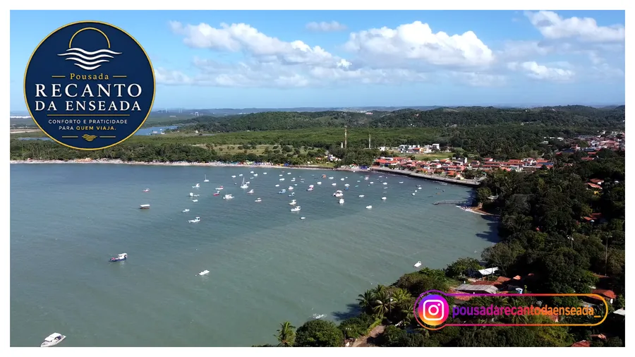 Baía com barcos