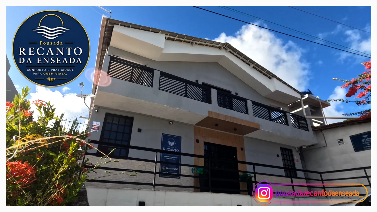 Fachada da Pousada Recanto da Enseada em dia de sol