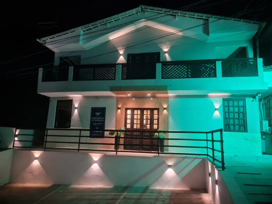 Fachada à noite