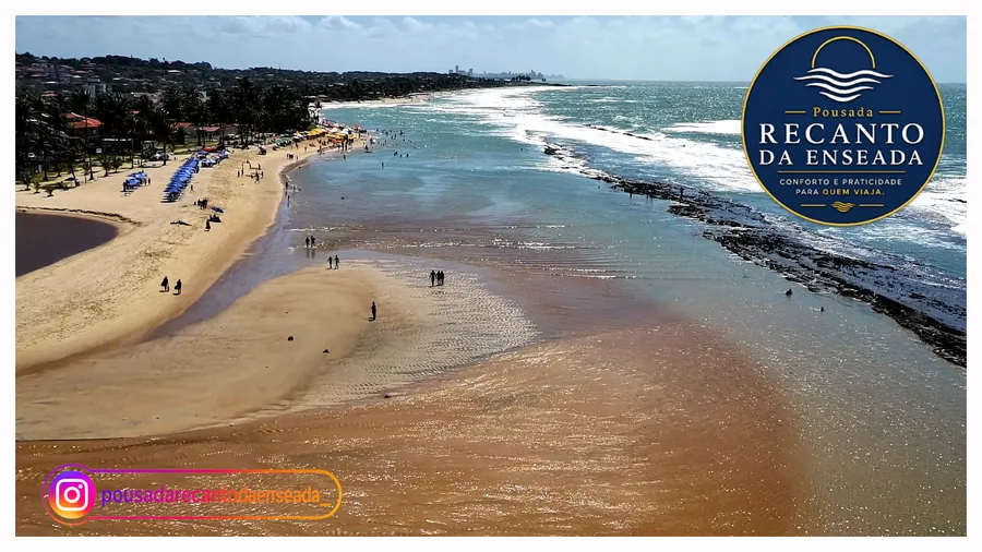 Praia e rio vistos de cima